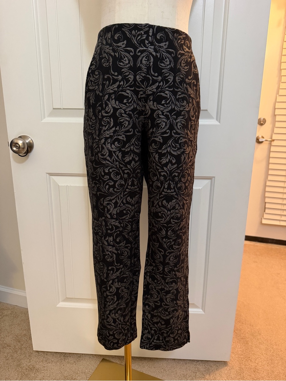Chico's Black Pants with Gray Scroll Print Sz 1.5 (10)